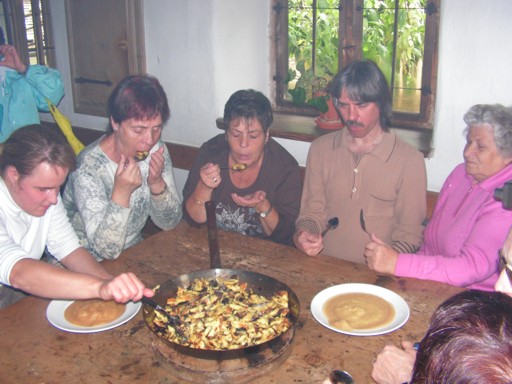 Alle l�ffelten gemeinsam den Kaiserschmarren aus der Eisenpfanne